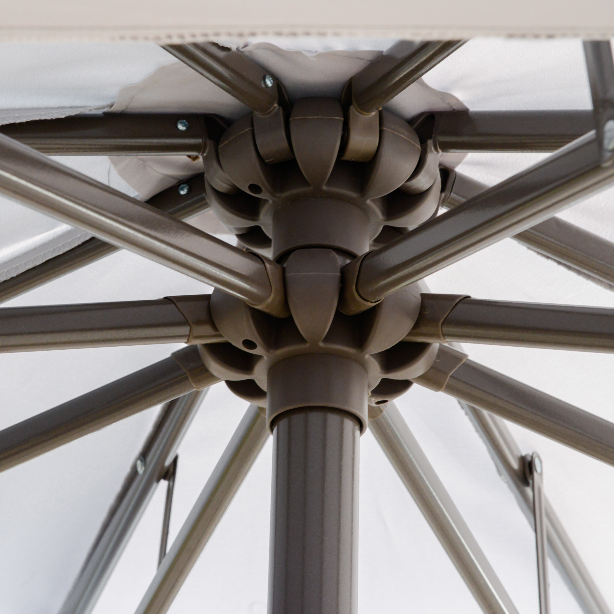 Sonnenschirm Ampelschirm Ø2,67 x 2,45 m Kurbelschirm mit Doppeldach Kreuzbasis Stahl Outdoor Sonnenschutz Polyester Stahl Hellgrau