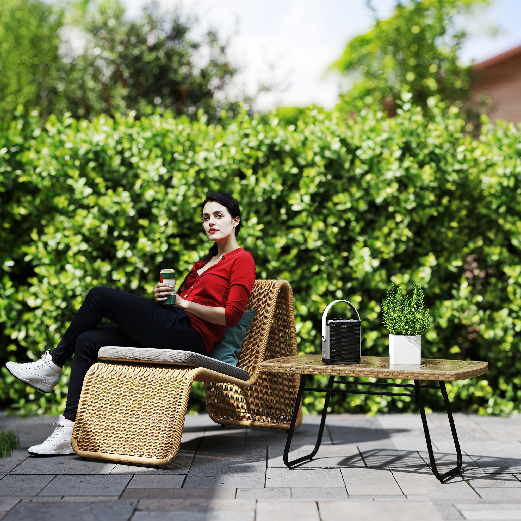 Polyrattan Gartentisch, 90 x 50 x 45 cm, UV-beständig Beistelltisch mit Glasplatte Naturholz