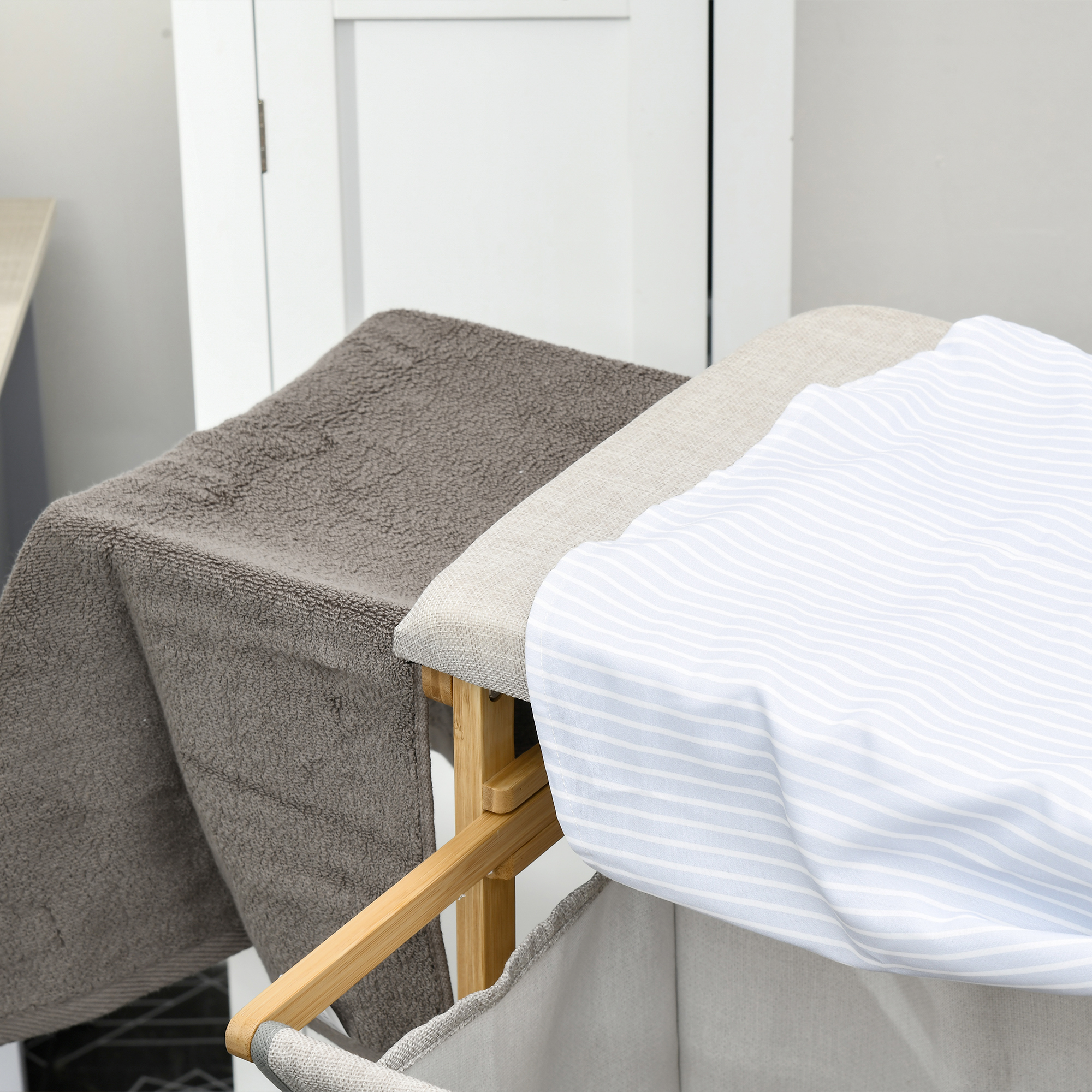 Wäschesammler, multifunktional, Bügelbrett & Stoffsack 57L, Bambusgestell, 113x34x82cm, Natur/Grau