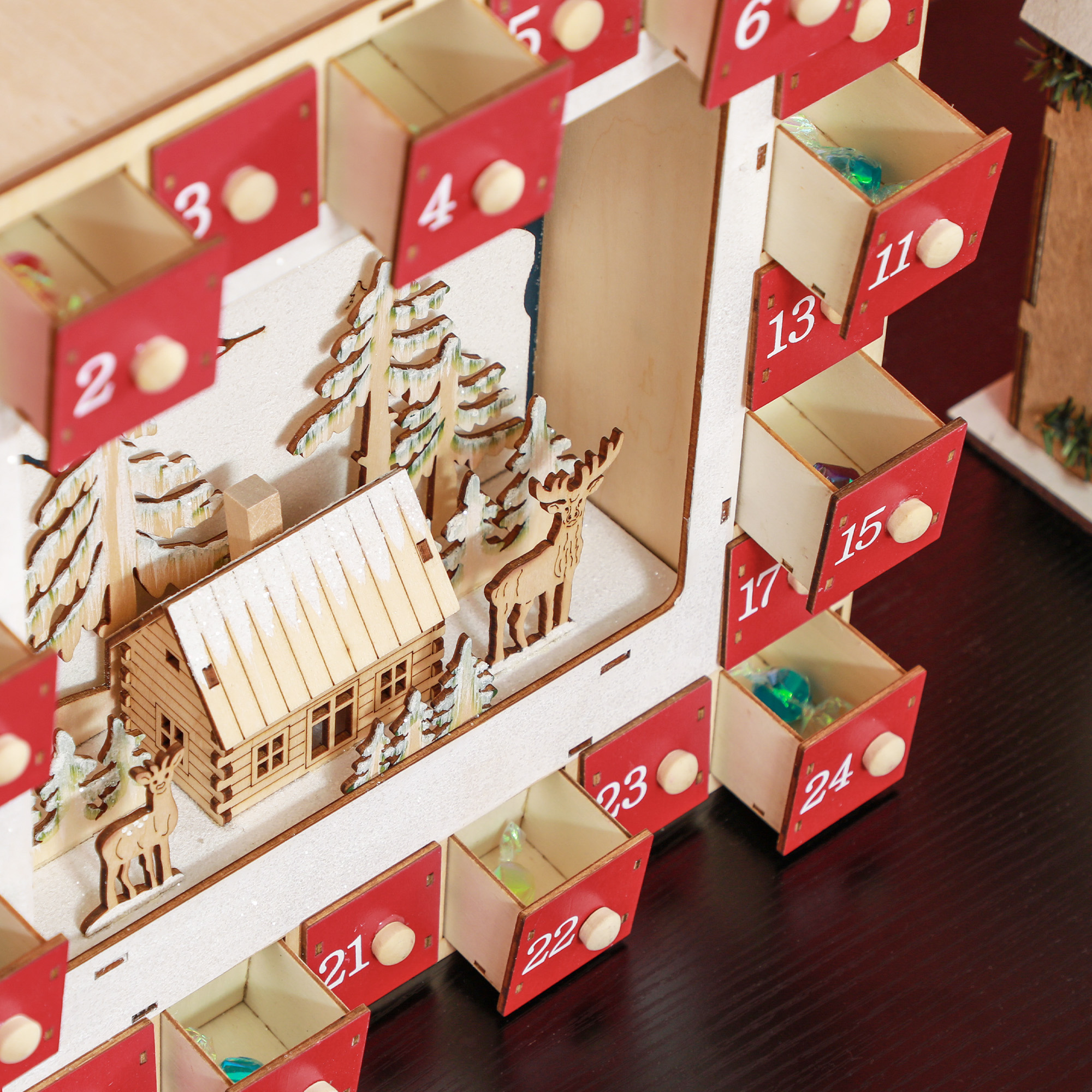 LED Adventskalender mit Dorfszene, 24 große Schubladen, MDF, 34 x 7 x 34 cm, Rot