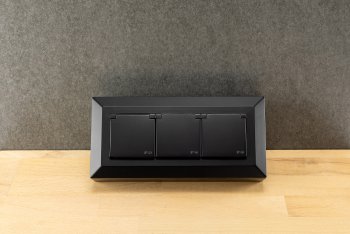 3-fach Steckdosenblock, schwarz, 250V~/ 16A, Aufbaumontage mit Klappen