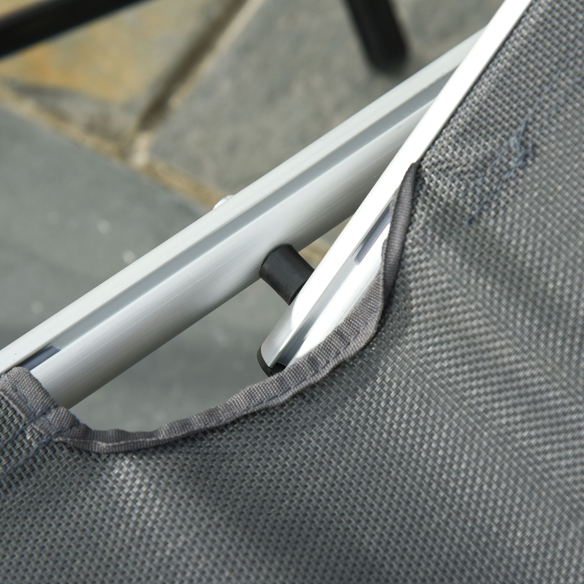 Sonnenliege faltbar Gartenliege mit Kopfkissen Liegestuhl mit der 4-stufig verstellbaren Rückenlehne Campingliege bis 120 kg belastbar für Outdoor-Park, Garten, Grau