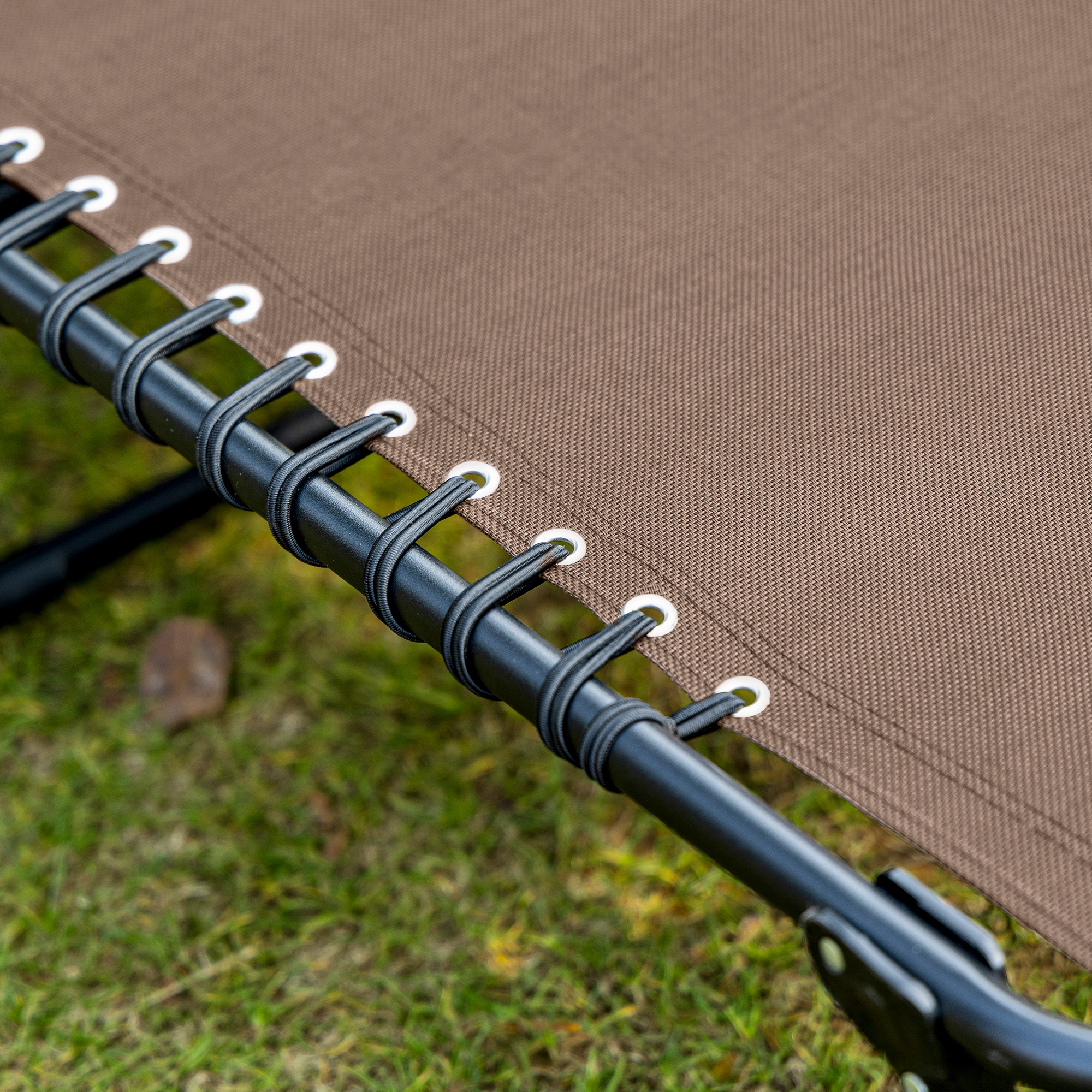 Liegestuhl, Zusammenklappbare Liege mit Nackenkissen, Stahlrahmen, Netzstoffbezug, 120 kg Belastbarkeit, Braun