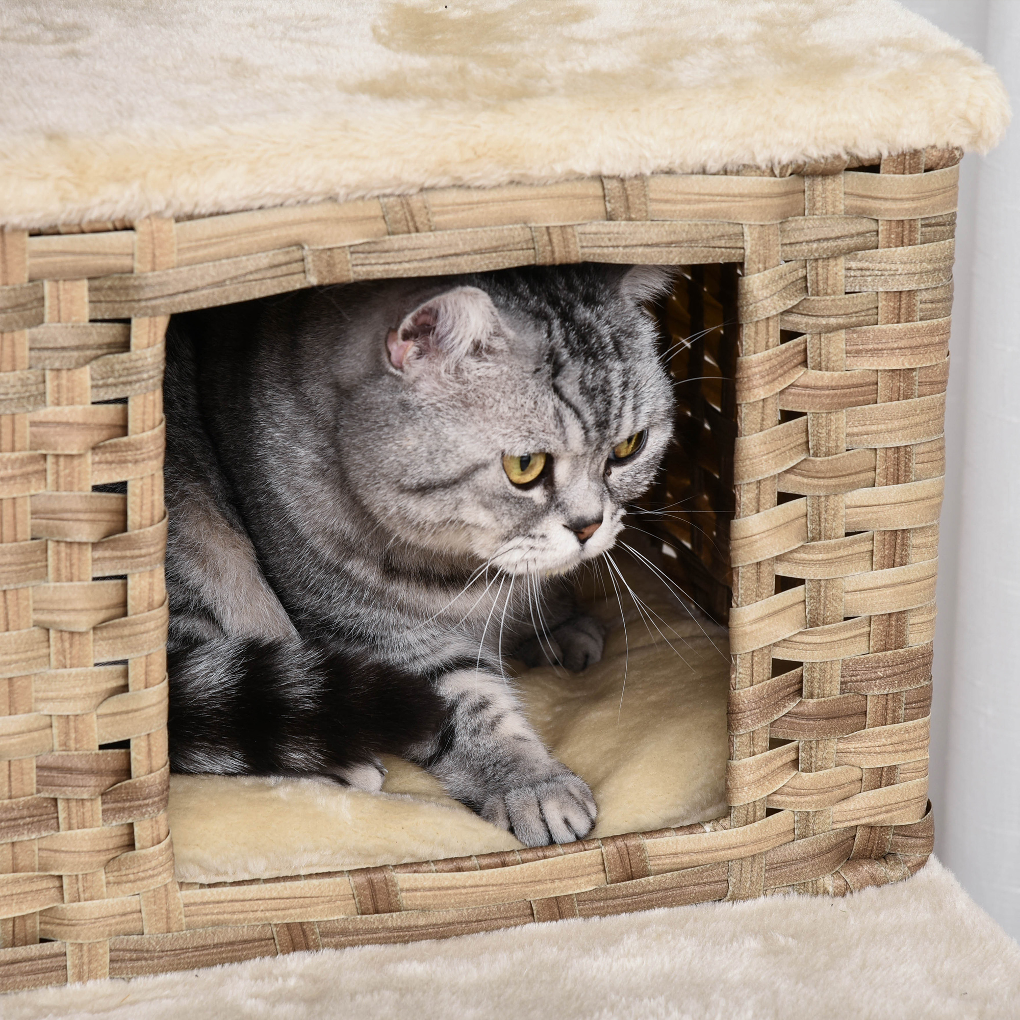 Rattan Kratzbaum mit Katzenhöhle Mehrstufiger Katzenbaum Kletterbaum für Katzen E1 MDF Sisal Beige+Braun 55 x 55 x 174 cm