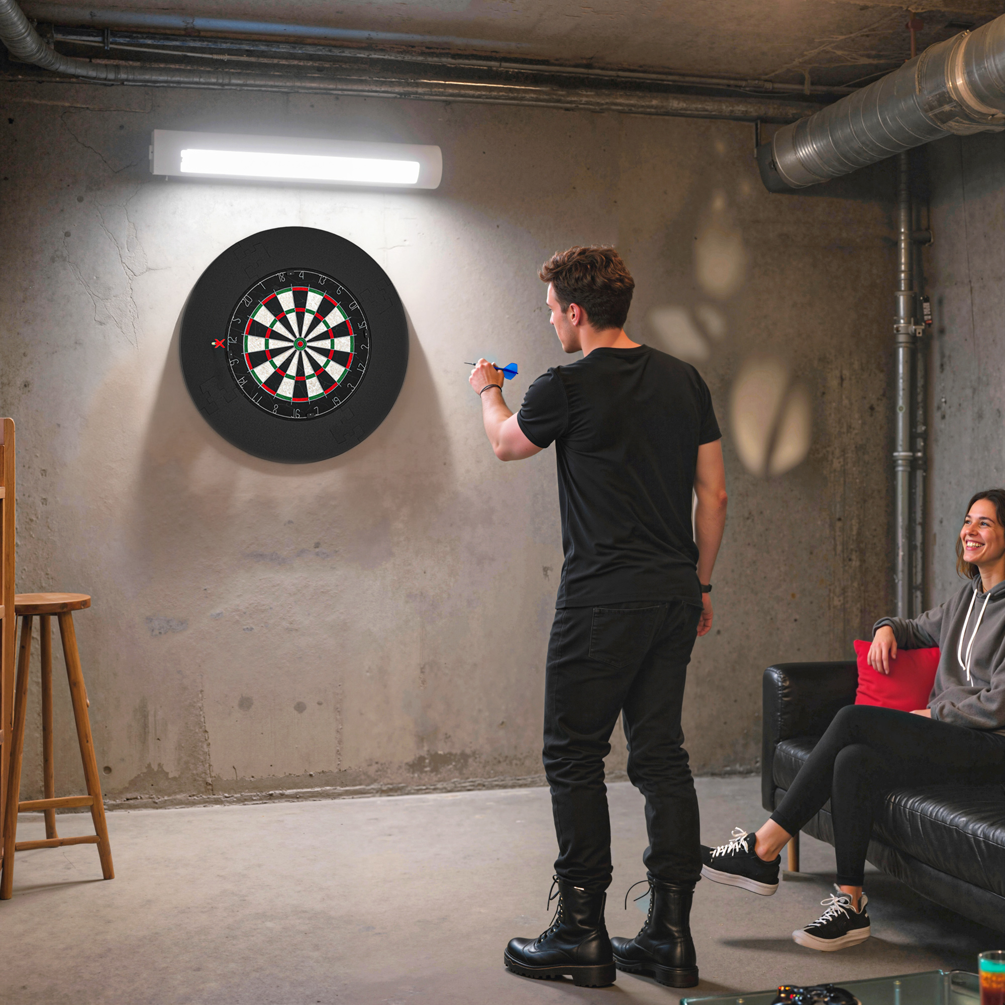Dartscheibe Dartboard-Set mit Schutzring, 6 Dartpfeile mit Stahlspitzen, Sisal, Kunststoff, Schwarz