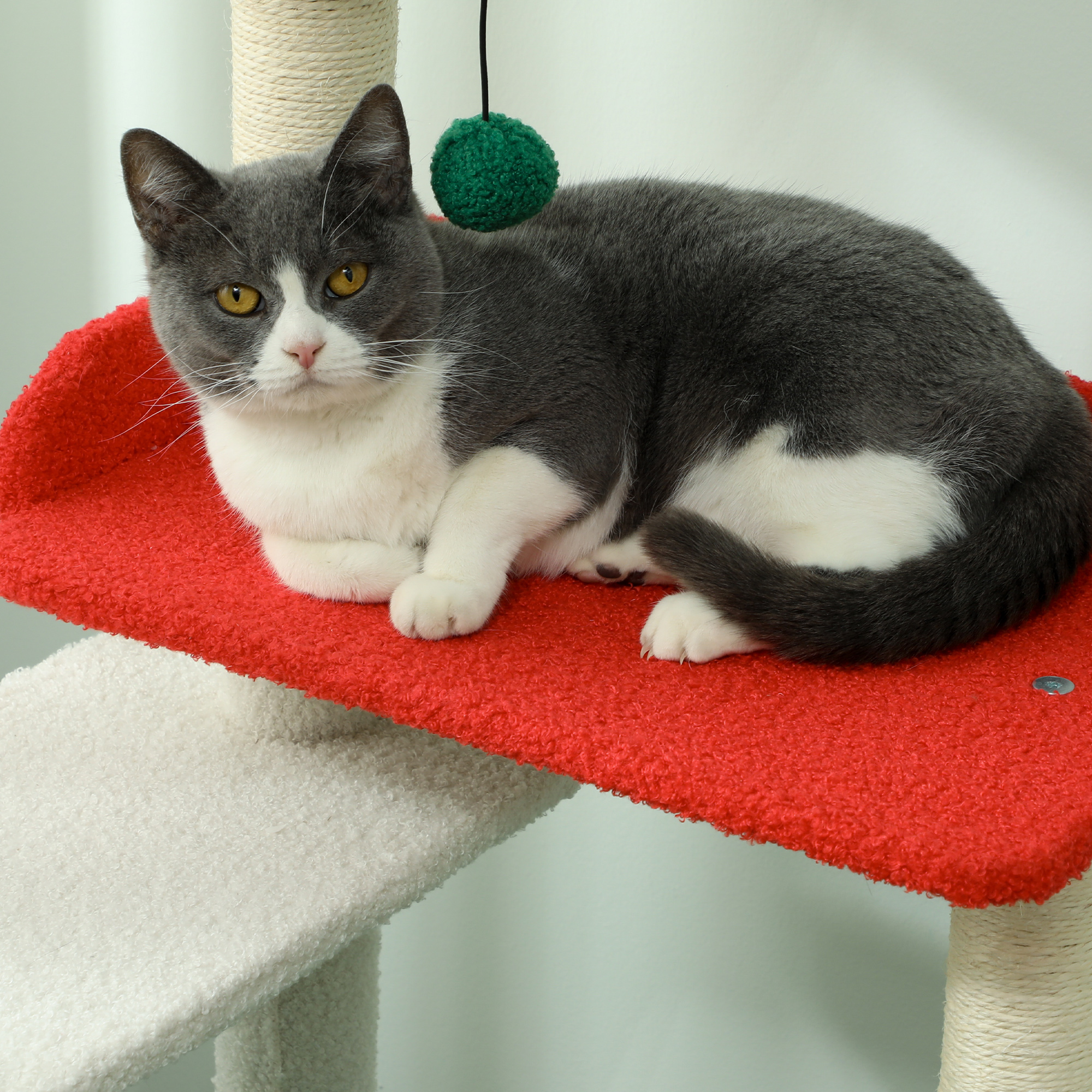 135 cm Katzenkratzbaum in Weihnachtsfarben mit Katzenbett, Katzenhaus, Kratzpfosten, Sprungplattformen, Spielzeugbällen