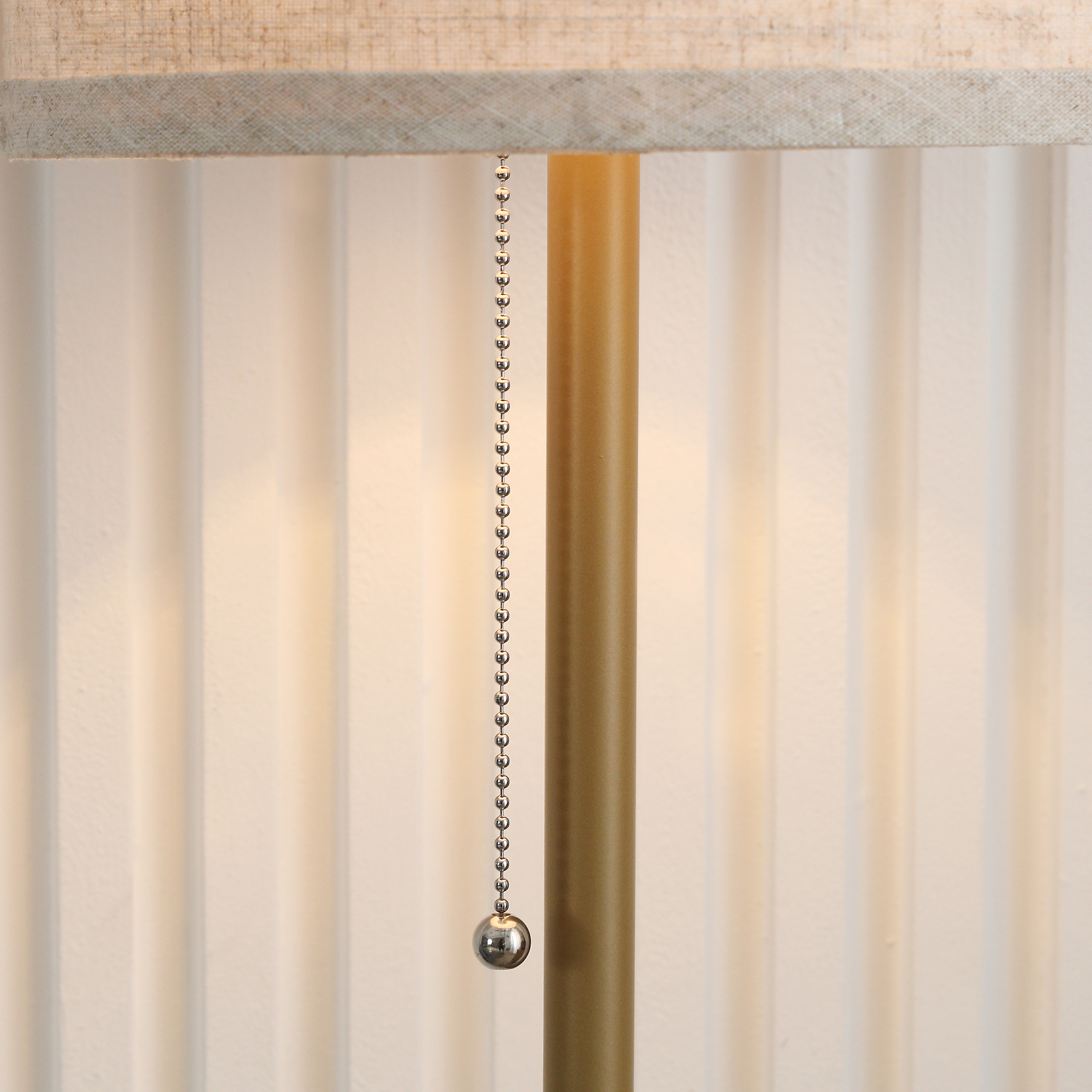 Stehlampe, elegante Stehleuchte aus Stahl mit Stoffschirm, Wohnzimmerlampe, Zugkettenschalter, gold+weiß