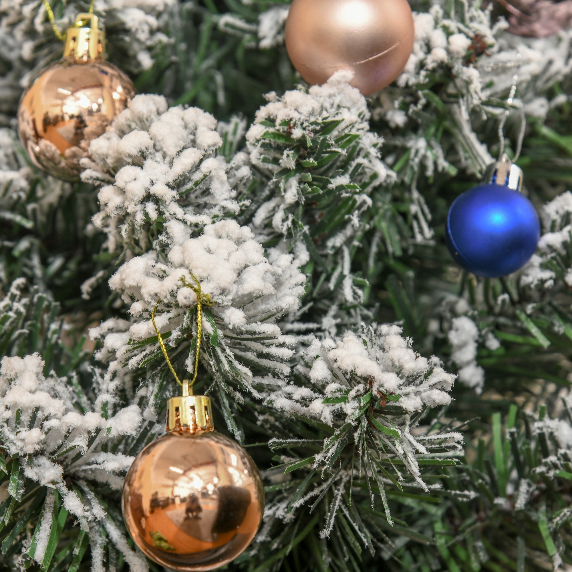 Mini Künstlicher Weihnachtsbaum 60 cm Tannenbaum künstlich mit Schnee, 67 Spitzen Zementbasis für drinnen Büro