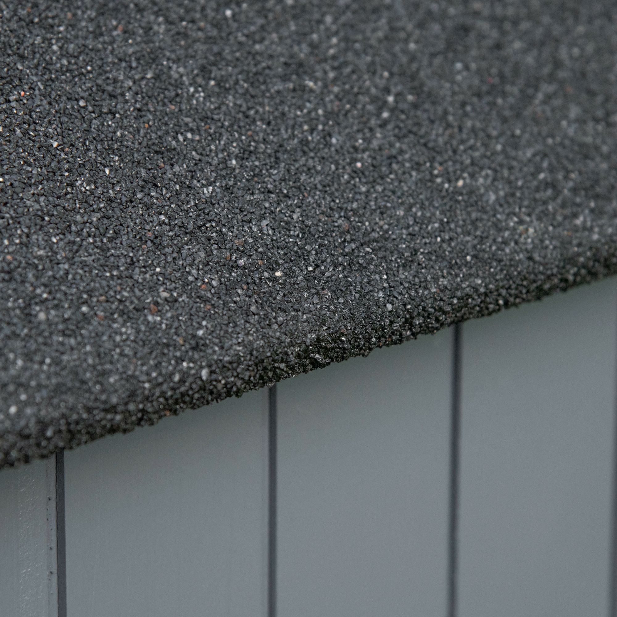 Gartenschrank, offenes Brennholzfach, verriegelbare Tür, wetterfest, Naturholz, 129 x 51,5 x 180cm, grau+schwarz