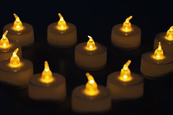 12er Set LED Teelicht / LED-Kerze, flackerndes Licht wie echte Kerzen
