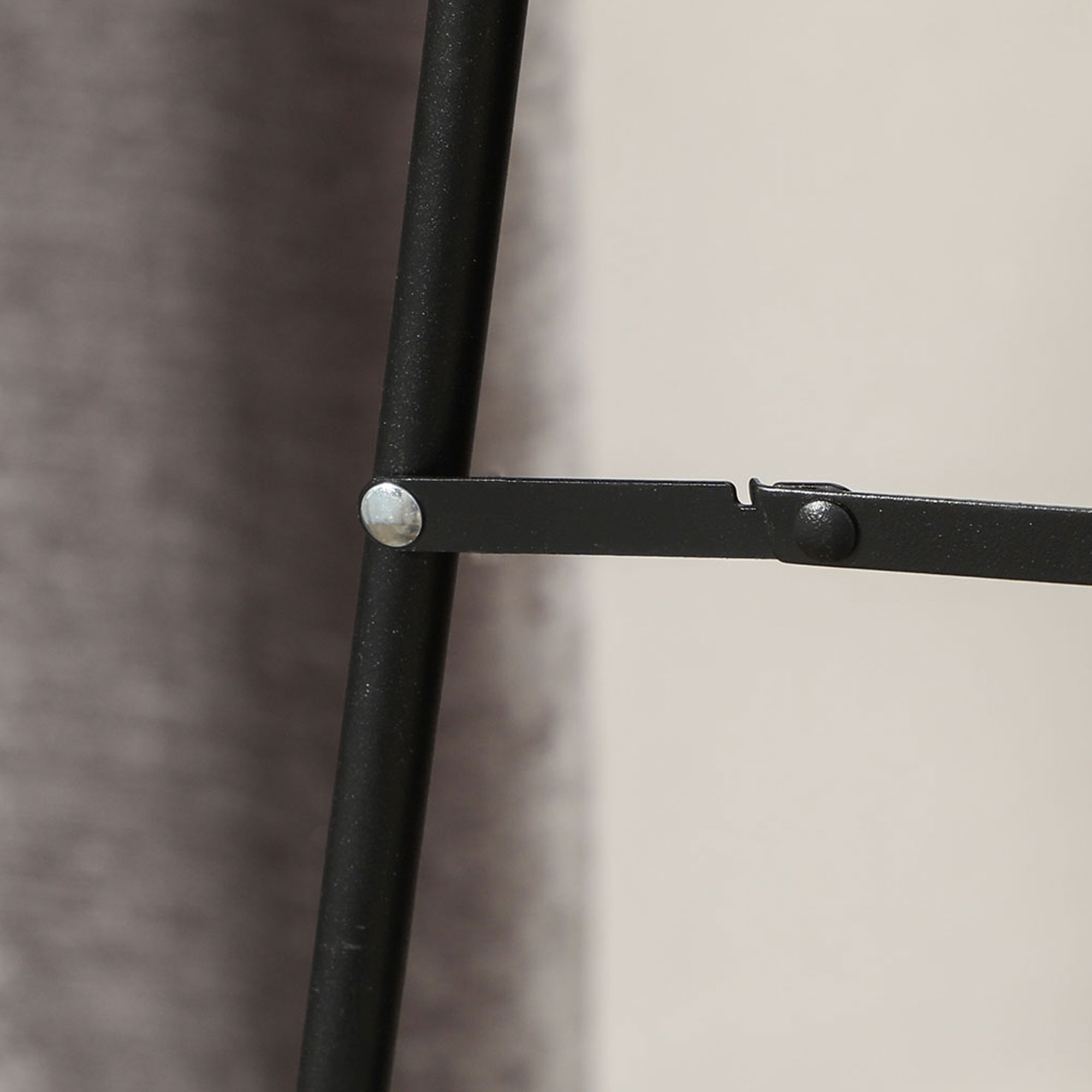 Ganzkörperspiegel, wellige Form, 160 x 50 cm, freistehend, samtartiger Rahmenbezug, Schlafzimmer, Wohnzimmer, Weiß