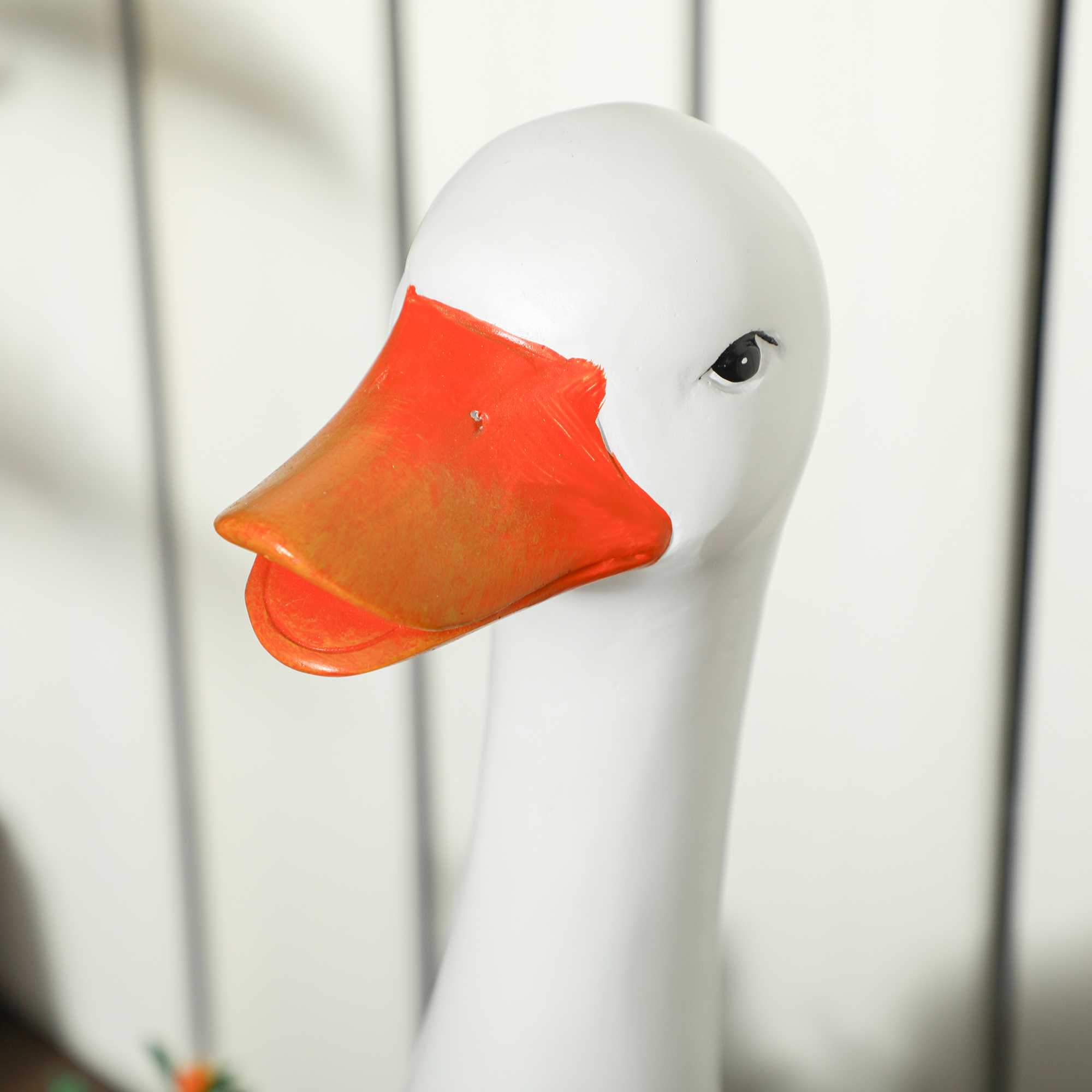 Blumentopf, Schwan mit Umhängetasche, wetterfest, 32 x 18 x 60 cm, Weiß, Braun