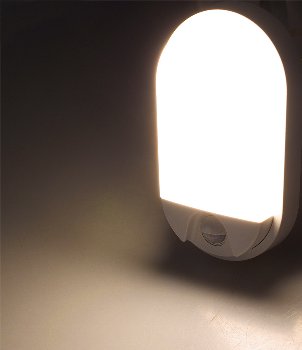 LED Wandleuchte "NIAS" IP54, 3000K, 10W, 980lm, 140° Bewegungsmelder