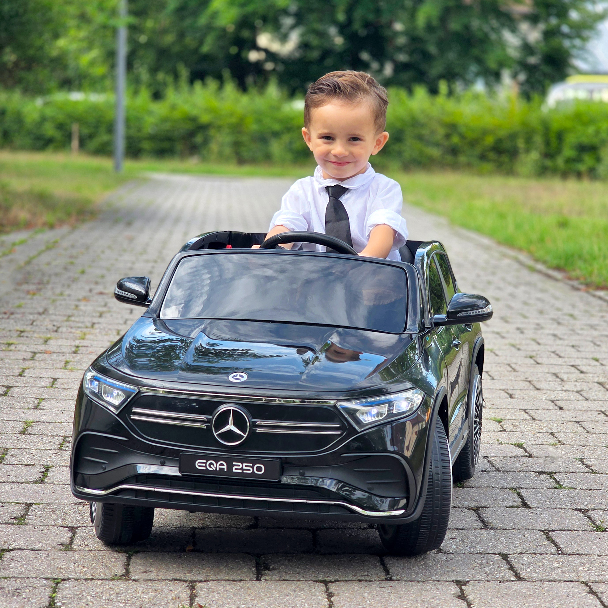 Elektro Kinderauto, lizenzierter Mercedes-Benz EQA, 3-8 km/h, Musik, Scheinwerfer, Hupe, Fernsteuerung, schwarz