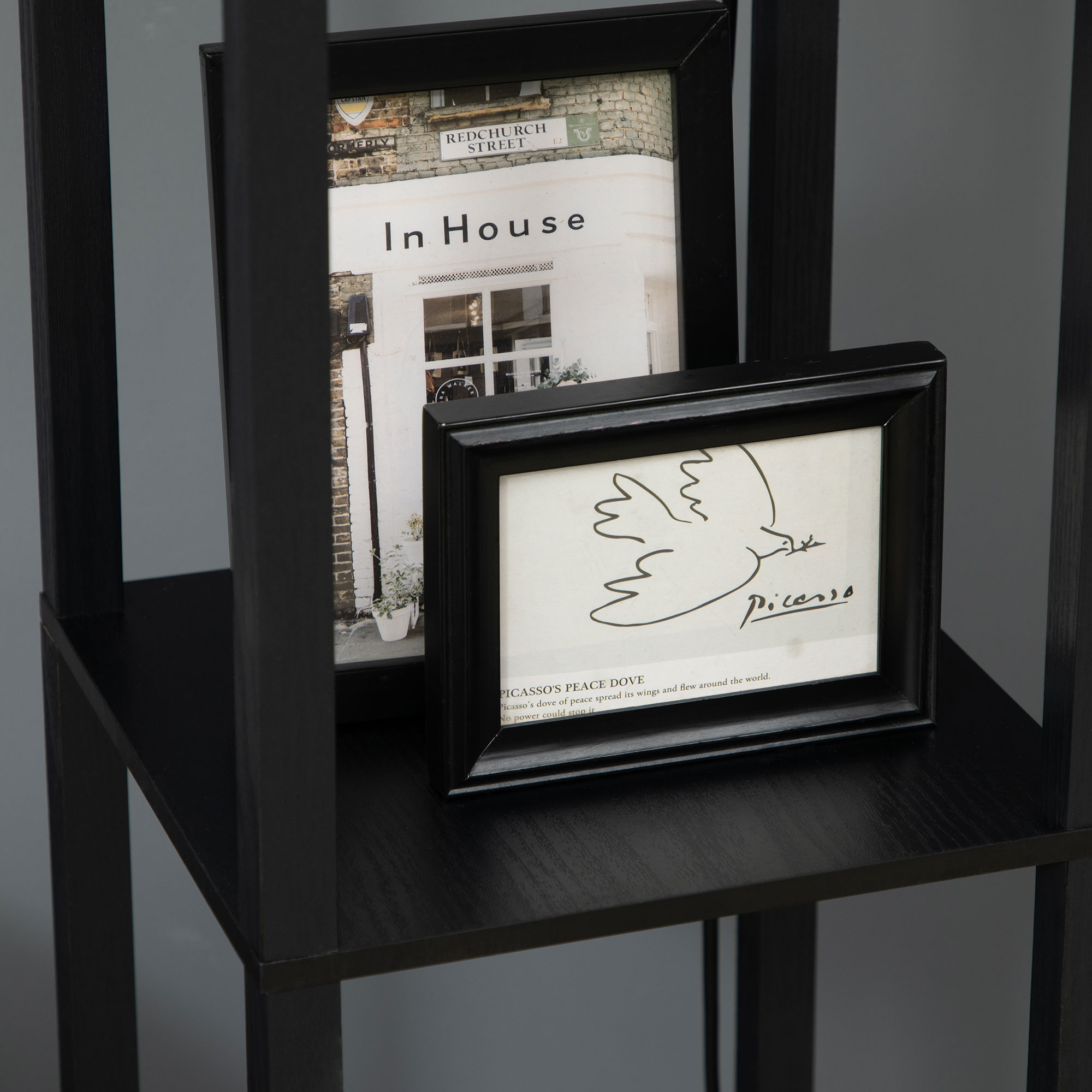 Stehleuchte im modernen Design, 2 Ablagen, Ziehkettenschalter, 26 cm x 26 cm x 156 cm, Schwarz + Weiß